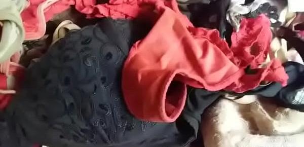  Chica puta se masturba sola en casa upskirt bajo la falda